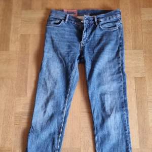 Jeans från Acne Studios, modellen är slim fit och heter North mid blue. I använt fint skick.