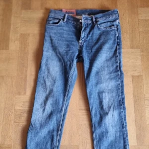 Jeans, Acne stl W31 L32 - Jeans från Acne Studios, modellen är slim fit och heter North mid blue. I använt fint skick.