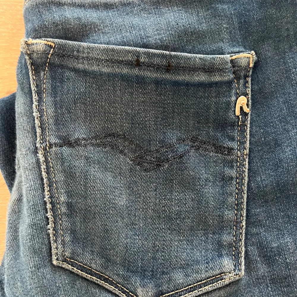 Jätte snygga lågmidjade bootcut jeans från Replay. Jätte bra skick. Storlek: 26 Skriv för mått. Köpta för: 1300 Säljer för: 550 . Farkut & Housut.
