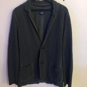 S.Oliver Kofta stl S/M - Snygg  kofta från S.Oliver i storlek S men sitter lite mer som M. Snygg tvätt som gör att den ser lite vintage ut och annars bra skick och inga defekter. Skisnyggt med skjorta under. Hör av er vid frågor eller funderingar!