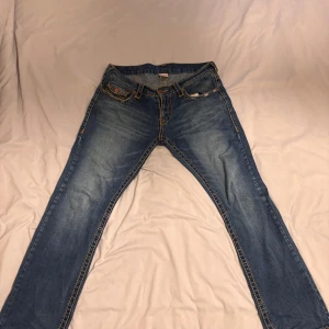 True religion jeans  - Detta true religion jeans som blivit använda bra! Står w36 sitter mer åt 33-34