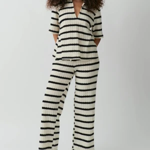 Set Ginatricot - Säljer detta såå fina helt slutsålda set från ginatricot💕 helt oanvända !! Tröjan är i S och byxorna i Xs (passar även S) Originalpris 759kr , går inte att få tag på online eller butik