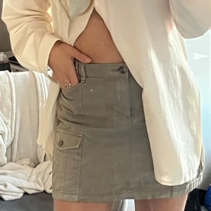 Militärgrön minikjol - Kort kjol i militärgrön färg med snygga detaljer🥰