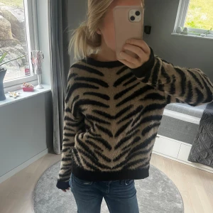 Stickad tröja - En jätte snygg stickad leopard tröja från Nakd!!🤎🤎Inte använd så mycket och köpte tröjan för länge sen, kom privat för fler frågor!!🥰