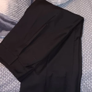 Kostymbyxor - Hej,jag säljer nu min oanvända slutsålda gina kostymbyxor💗aldrig använd pågående av storleken men annars jätte fina kostymbyxor och skönt material😊