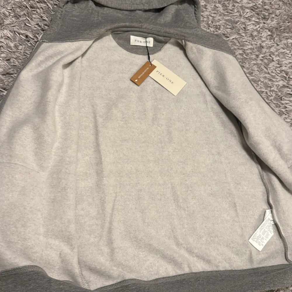 Säljer min pier one då jag beställde fel storlek, tröjan är 11/10 skick inte använd en enda gång köptes för 379kr säljer för 300. Hoodies.