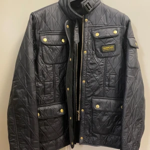 Barbour jacka  - En jättefin oanvänd jacka som säljs eftersom den inte kommer till användning. För fler bilder eller frågor tveka inte att fråga och priset kan diskuteras. 