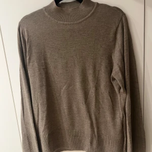 Brun stickad tröja  - Normal i storleken, använd en gång 