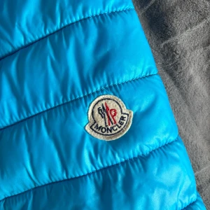 INTRESSEKOLL🩷 - Tänkte göra en intressekoll på min vintage Moncler jacka 🩷det är en gammal model därav finns ingen Qr kod eftersom dem bara finns i det nya jackorna. 