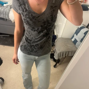 Tröja  - En söt grå tröja med fina mönster med rosor på. Passar hela tiden och är i storlek S. 🫶Super bra kvalite och inga defekter ❤️