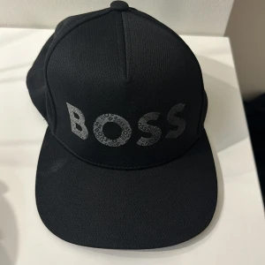 Boss Keps - Hej, jag säljer min boss keps som aldrig har använts. Köptes för några månader sedan men aldrig haft en passande outfit.