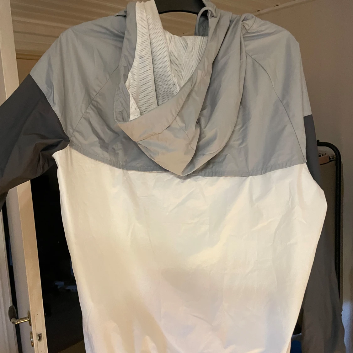 Grå och vit vindjacka från Nike - 90