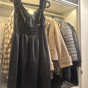 Svart klänning från Zara Basic - Snygg svart klänning från Zara Basic i storlek S. Den har en smockad midja och breda axelband, vilket ger en bekväm passform. Perfekt för både vardag och festliga tillfällen. 🖤