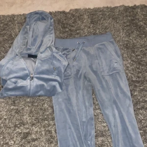 Juicy - Bra i skick köptes förra vintern 1 knapp som lossnat på byxorna men inget man tänker mycket på alls. Pris går att disk.