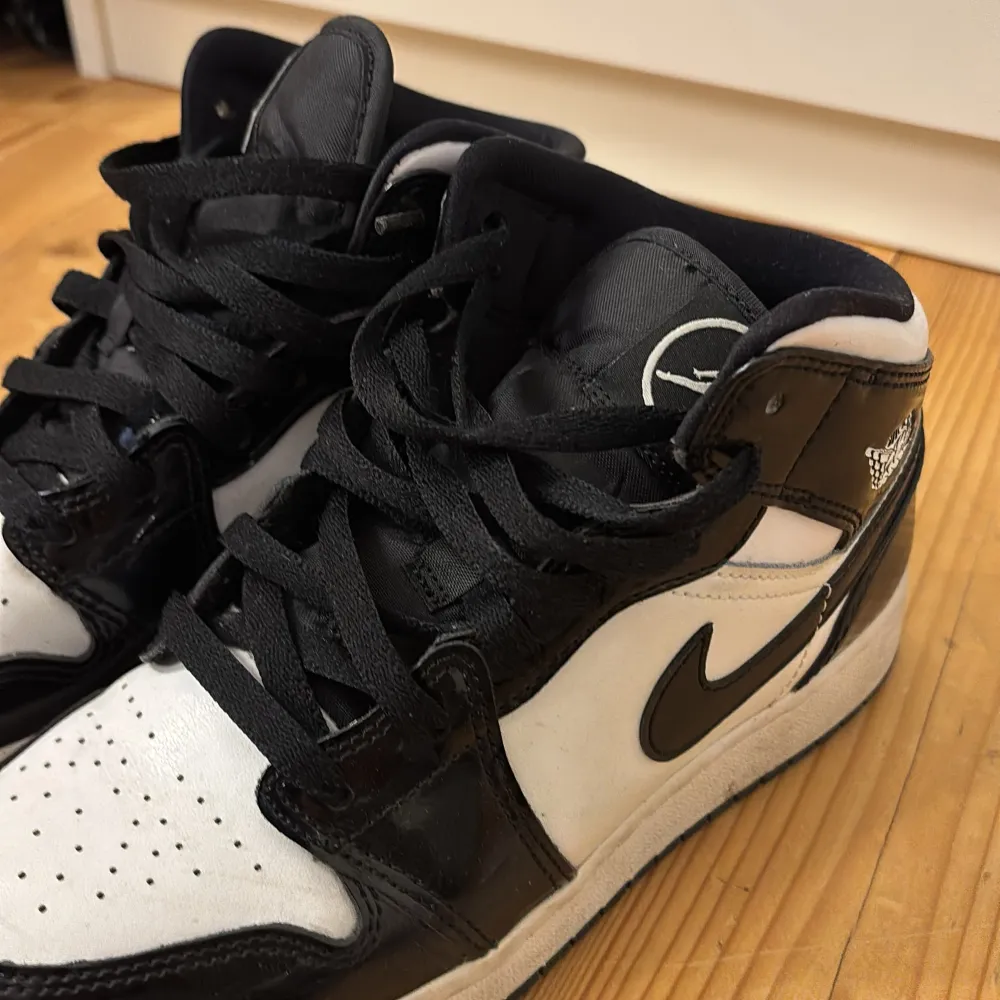 Säljer mina Jordan 1 mid, kommer inte till använd mer. Fint skick. Storlek 38.5❣️. Kengät.