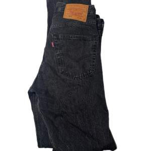 Säljer ett par helt nya levis 501 jeans klippte lapparna och ångra mig gick tyvärr inte lämna tillbaka storlek w29l32