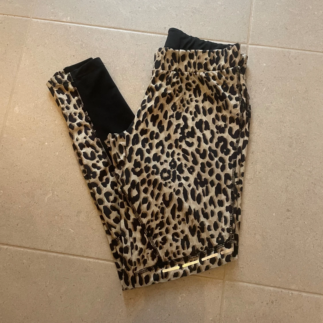 Leopardmönstrade träningstights 