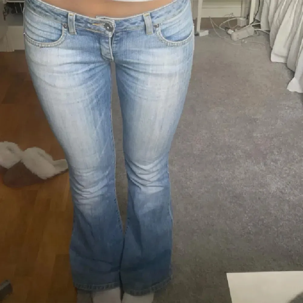 Säljer ett par snygga blå bootcut jeans från BIG STAR. Dessa passar inte mig men första bilden är min med exakt samma modell ❤️. Jeans & Byxor.