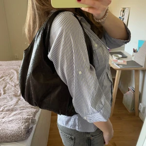 Väska - Cool väska ifrån Mango, perfekt till skolan!Påminner lite om modellen på Bottega väskora. Använd men fortfarande i mycket bra skick, lite nopprig innuti💕
