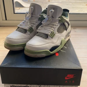 Jordan 4 Sea Foam - Säljer ett par Jordan 4s i mycket bra skick. Skorna har använts 20-30 gånger och är köpta på blacksheepshop.se för 3500kr. Dem köptes i februari 2023 och står nu bara. Man får med sko block, crease skydd och original kartong. Tvättas även innan frakt om man vill det. Priset är inte hugget ur sten. Skriv privat för fler bilder samt digital kvitto. 