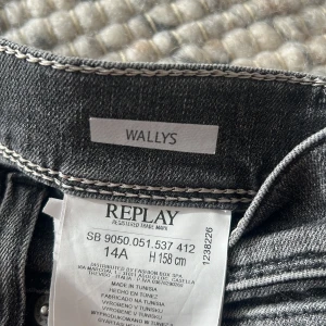 Svarta jeans från Replay - Säljer ett par snygga svarta jeans från Replay. De har en slim passform och är i mycket bra skick. Storleken på byxorna är 158 cm                                                         Lämna gärna bud!