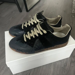 Maison Margiela skor - Säljer ett par riktigt snygga Maison Margiela skor i storlek 41 men passar även 42. Köpta på Paul and friends i NK. Nypriset är 6500.  Endast använts mycket försiktigt två gånger så skicket är 9/10