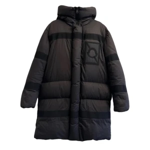 Moncler - Säljer en svart pufferjacka i bra skick (pytte slitage på ärmen) från Moncler n°5 Craig Green. Den har en hög krage och långa ärmar, perfekt för kalla vinterdagar. Den är både stilren och varm, idealisk för vinterns kyliga väder. 