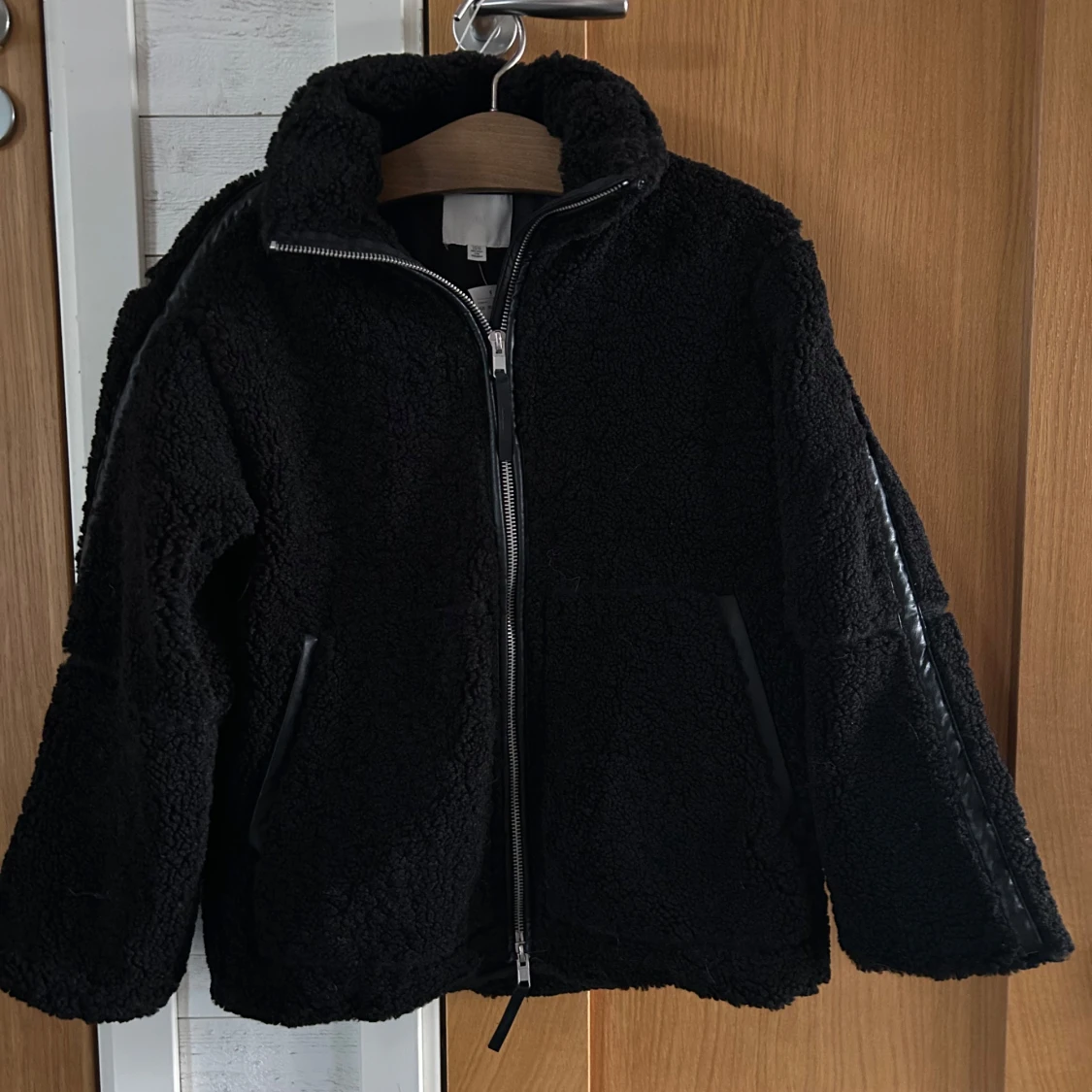 Svart teddyjacka från H&M