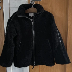 Svart teddyjacka från H&M - Mysig svart teddyjacka från H&M i storlek XS. Skön och fluffig perfekt til kvinter och höst! Slutsåld på nätet. Jag beställde den på H&Ms hemsida, oanvänd med lappen kvar. 