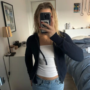 Soft Goat Navy Zip Hoodie S - Säljer min älskade zip hoodie från Soft Goat i storlek S. Det är äkta kashmir. Den är i mycket bra skick, har endast använts cirka 10 gånger. Inte nopprig alls 💙Originalpris 2695:- 