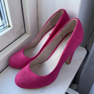 Rosa pumps - Säljer ett par snygga rosa pumps från La strada i använt skick. Materialet känns som mocka och de har en rund tå, storlek 38 🥰