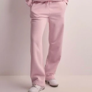 Ginatricot mjukisbyxor  - Säljer dessa byxor från Gina i storlek Xxs men passar mig som oftast har S!❤️