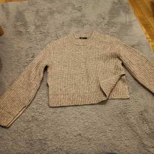 Beige stickad tröja från Gina Tricot - Mysig beige stickad tröja från Gina Tricot i storlek XXS. Den är aldrig använd faktiskt för den var inte riktigt min stil! Det är slits på den (se bilder)❤️