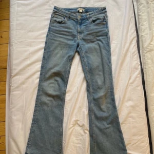 Bootcut jeans🩵 - Ett par jätte snygga Bootcut jeans från Gina tricot! Jag sydde dem Bootcut men de blev inte bra så därför är det ett litet jack som ni ser på femte bilden. Använda ganska mycket. Storlek 152 men passar för de som har xs-s. Lite slitna när nere 