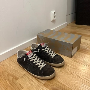 Golden Goose - Säljer dessa limiterade Golden Goose i storlek 44. Använda denna sommaren och nypris ligger ca 6000. Skriv vid minsta fundering