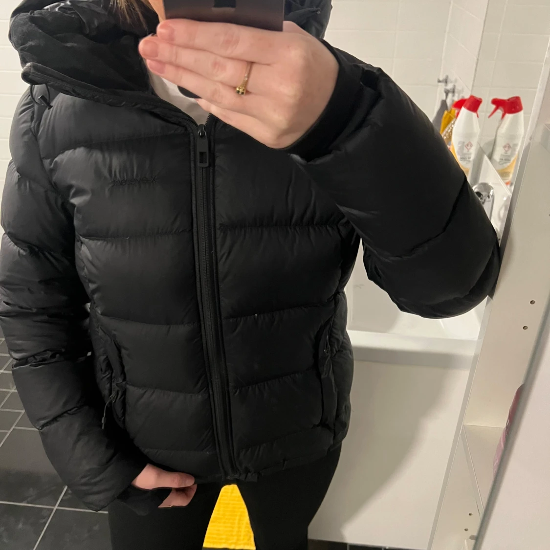 Svart pufferjacka med huva - 90