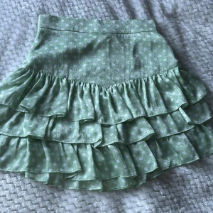 Grön prickig kjol med volanger - Superfin grön zara kjol med vita prickar och volanger. Storlek S