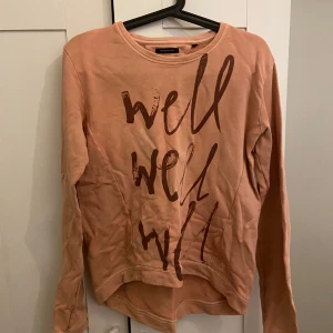 Rosa tröja från Marc O'Polo - Säljer en snygg rosa tröja från Marc O'Polo med texten 'well well well' tryckt på framsidan. Tröjan är i bra skick och har långa ärmar. Skön och mjuk i materialet, perfekt för höst och vår. Den är i storlek 164 men den funkar på mig som har storlek S/M💕