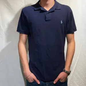 Snygg pike från Ralph Lauren, Modellen är 180cm.