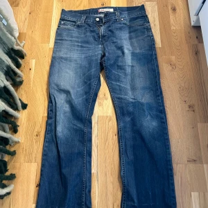 Vintage Levi's jeans i blå denim - Säljer ett par klassiska Levi's jeans i blå denim. De har en straight passform och är i bra skick. Perfekta för både vardag och fest! 🕺