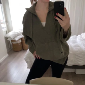 Olivgrön hoodie - Stickad Hoodie från zara, grå med toner av  olivgrön i oversized storlek. 🧡