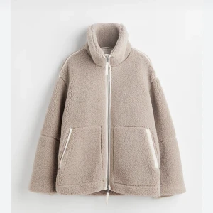 Teddyjacka - !INTRESSEKOLL!! på den populära teddyjackan från H&M. Den är köpt på Plick men är sparsamt använd. Mitt pris är 750, men hade även kunnat tänka mig och byta den mot den mörkbruna teddyjackan i storlek S!🙌🏼