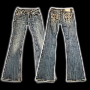 MISSME LOWWAIST BOOTCUT JEANS - Sjukt snygga lågmidjade och bootcut missme jeans!! Har några små blåa fläckar på benen som säkert går att tvätta bort. Bara att skriva vid intresse  :)