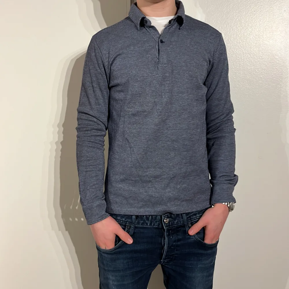 Massimo Dutti Lång Piké | Skick 9/10 |Size - S/M | Nypris 1500 mitt pris 399 | Hör av dig vid minsta fråga eller fundering📩. Tröjor & Koftor.