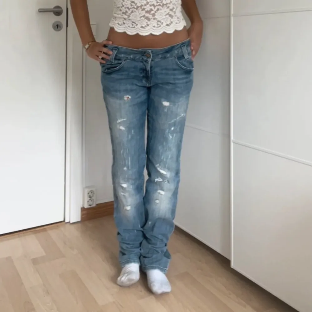 Säljer ett par snygga low waist jeans från lee. Hör av er vid frågor!. Jeans & Byxor.