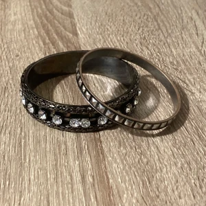 Två armband med stenar - Säljer två snygga armband i metall. 