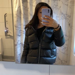 Svart dunjacka från Colmar - Säljer en snygg svart dunjacka från Colmar i storlek 38. Jackan är i nytt skick/ pris kan diskuteras vid snabbt köp!💓