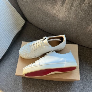 Christian Louboutin - Säljer ett par riktigt fräscha loubs i size 43. Box tillkommer. Hör gärna av er vid frågor! 
