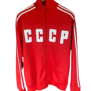 CCCP Sovjetunionen Adidas Track Top - Ni ser vad det är, politiska åsikter aside. Finns på eBay osv för upp mot 4000. Riktigt samlarobjekt för den rätta personen. Storlek L men passar även M. Bra skick förutom ett litet märke på ryggen som inte syns. Skriv om de något du undrar!