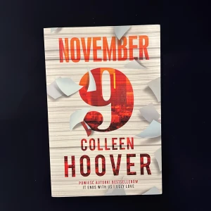 November 9 - Säljer boken 'November 9' av Colleen Hoover. Omslaget är i en varm orange ton med vita detaljer och titeln i stora bokstäver. Perfekt för dig som gillar romantiska berättelser med en twist. Boken är i gott skick och redo för en ny läsare! Den är på polska!